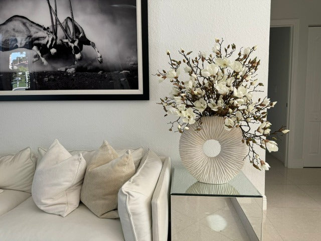 Grand Eternity Vase avec Magnolias et Bois Flotté