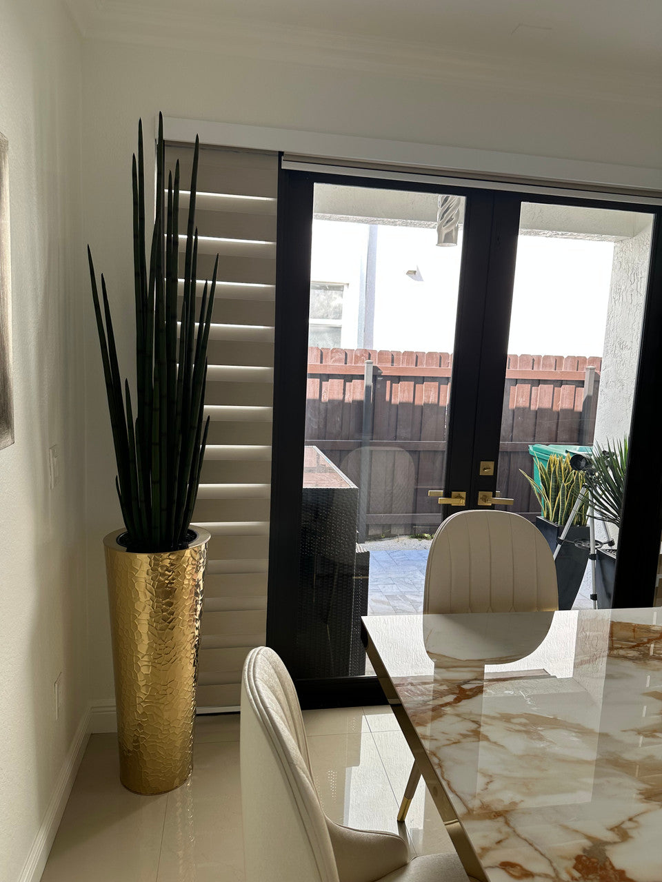 Hammered Acier Inoxydable Tapered Cone (71 Cm) avec Grand Sansevière Plante