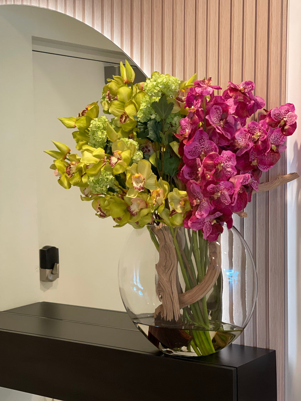 Vase Lune avec Vert Snowball Hortensias, Vert Cymbidiums et Fuchsia Orchidées Vanda