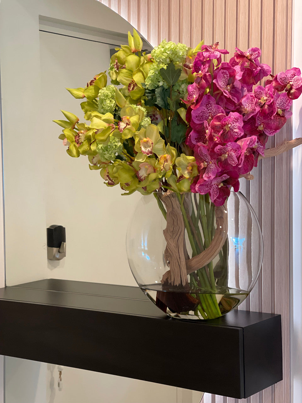 Vase Lune avec Vert Snowball Hortensias, Vert Cymbidiums et Fuchsia Orchidées Vanda