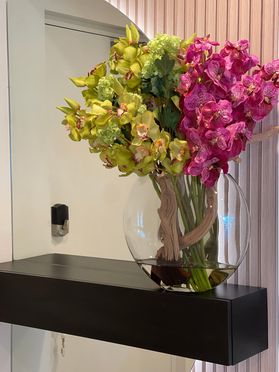 Vase Lune avec Vert Snowball Hortensias, Vert Cymbidiums et Fuchsia Orchidées Vanda