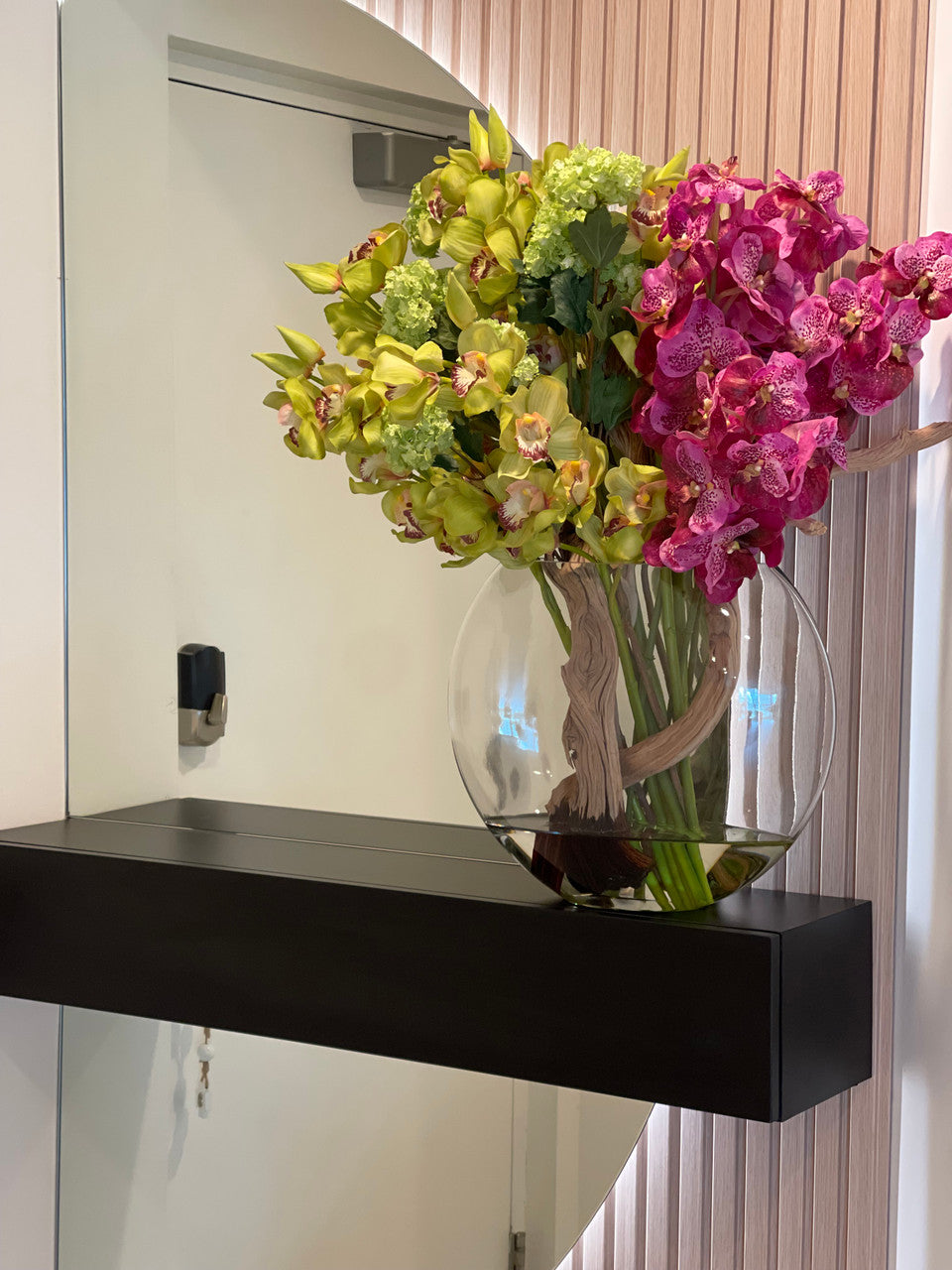 Vase Lune avec Vert Snowball Hortensias, Vert Cymbidiums et Fuchsia Orchidées Vanda