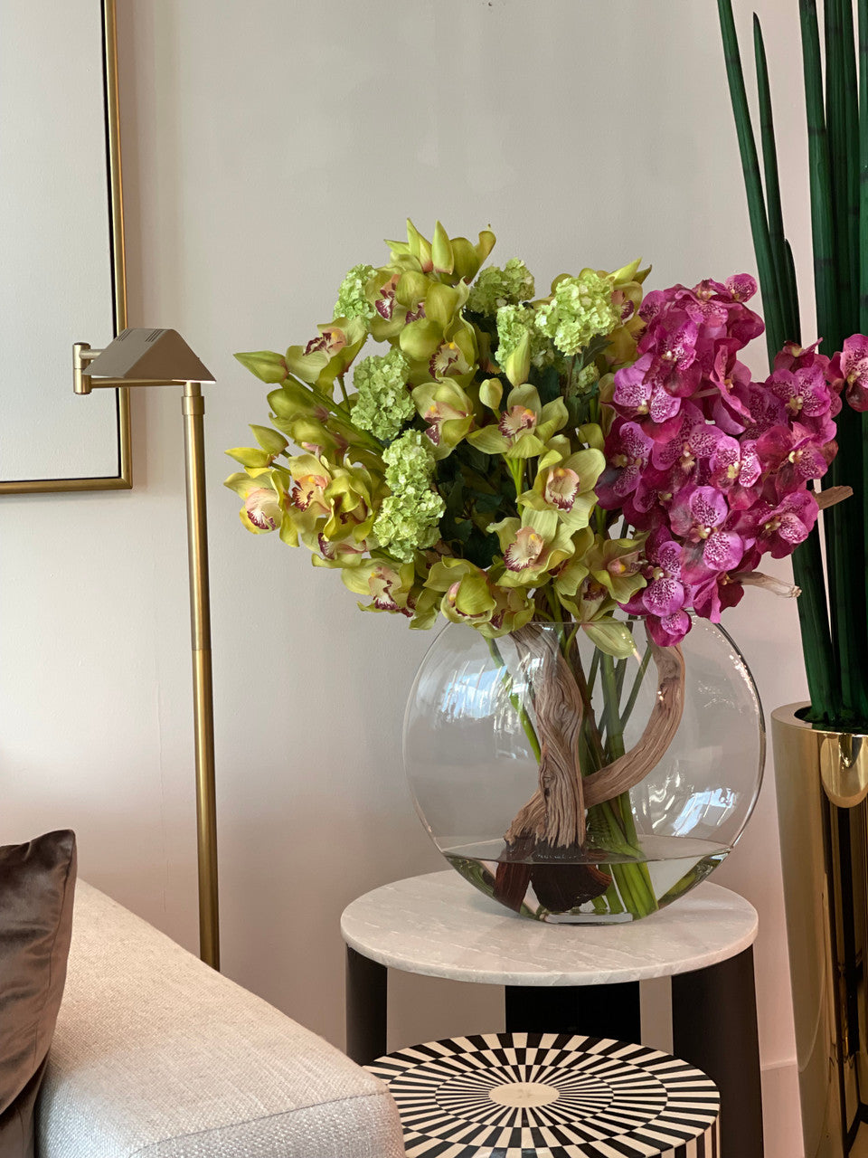 Vase Lune avec Vert Snowball Hortensias, Vert Cymbidiums et Fuchsia Orchidées Vanda