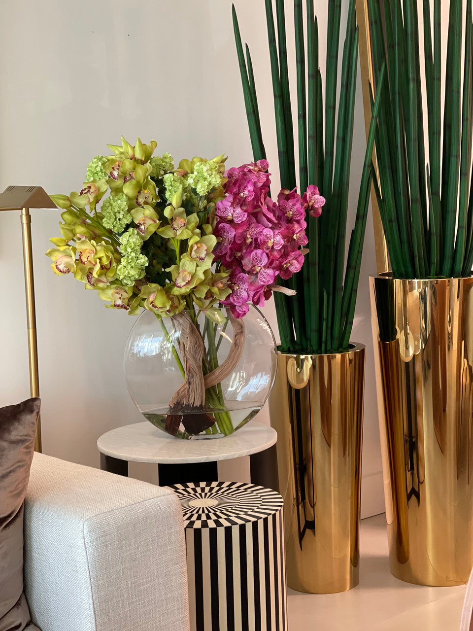Vase Lune avec Vert Snowball Hortensias, Vert Cymbidiums et Fuchsia Orchidées Vanda