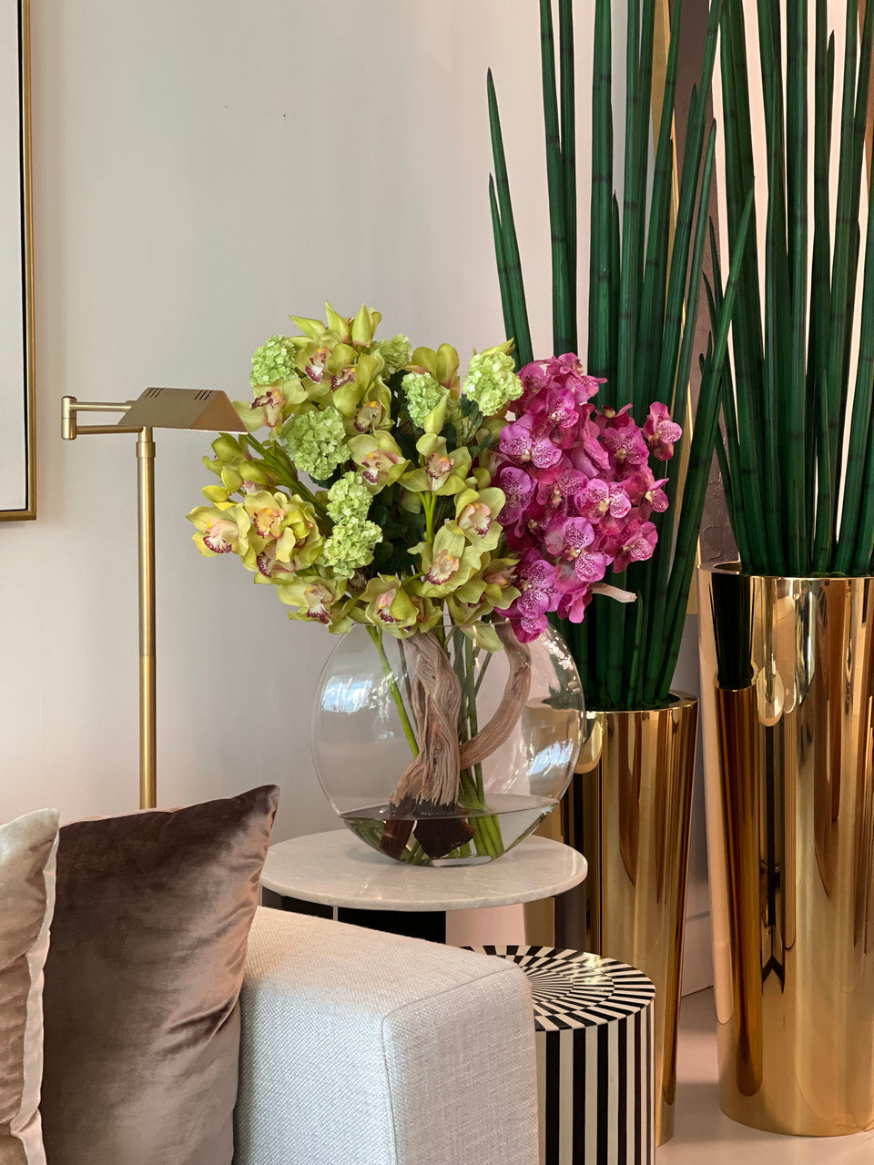 Vase Lune avec Vert Snowball Hortensias, Vert Cymbidiums et Fuchsia Orchidées Vanda