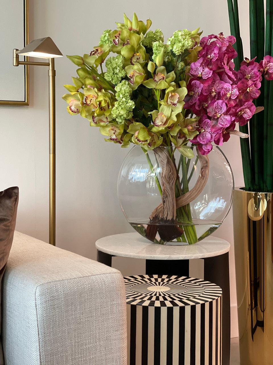 Vase Lune avec Vert Snowball Hortensias, Vert Cymbidiums et Fuchsia Orchidées Vanda