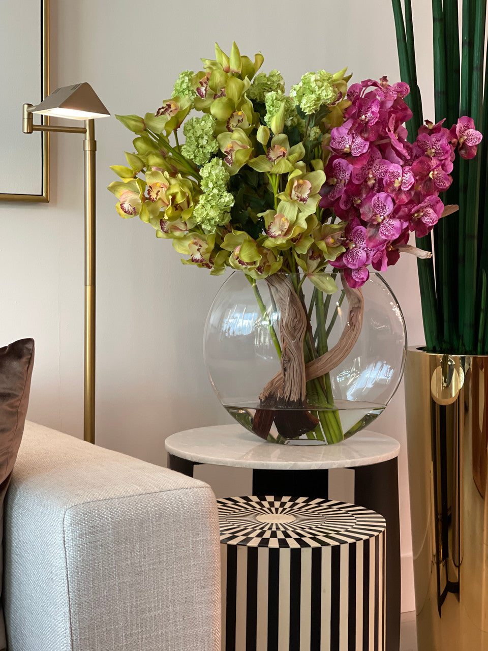Vase Lune avec Vert Snowball Hortensias, Vert Cymbidiums et Fuchsia Orchidées Vanda