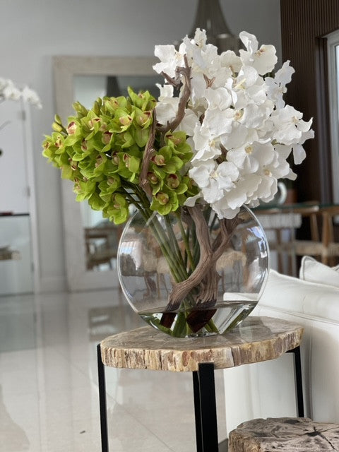 Vase Lune avec Blanc Orchidées Vanda et Vert Cymbidiums