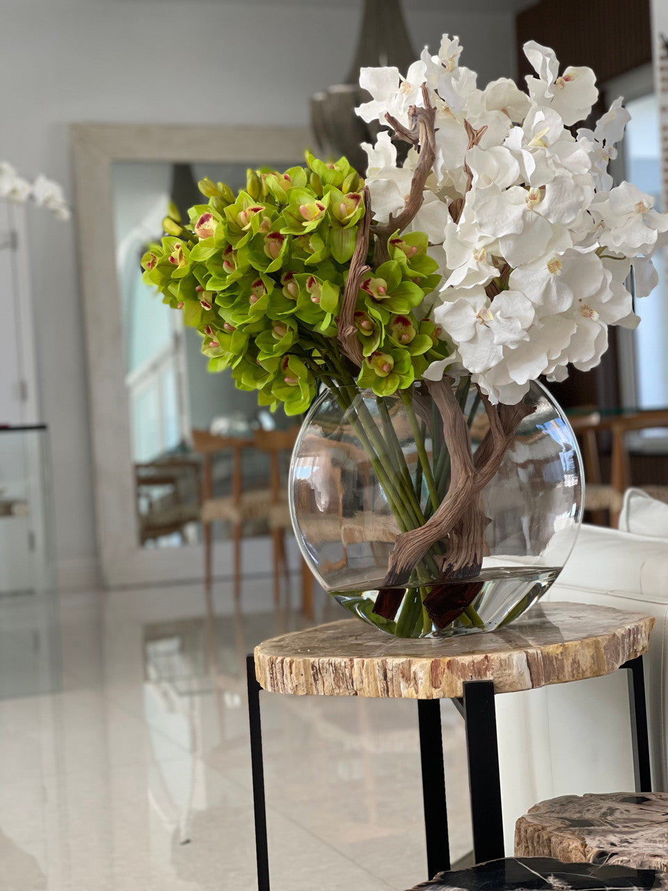 Vase Lune avec Blanc Orchidées Vanda et Vert Cymbidiums