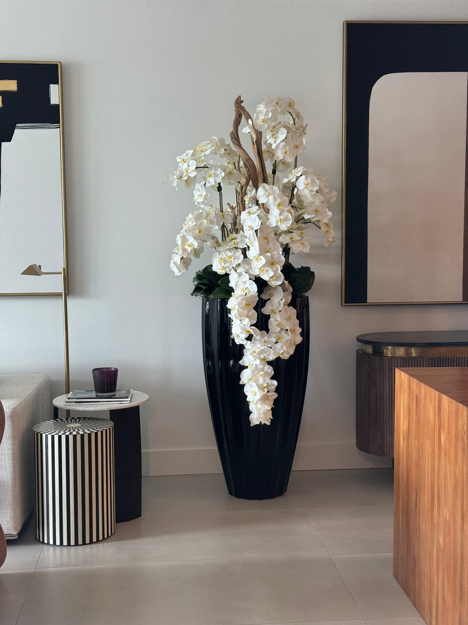 San Jose Pot en Noir Brillant avec Cascading Blanc Orchidées
