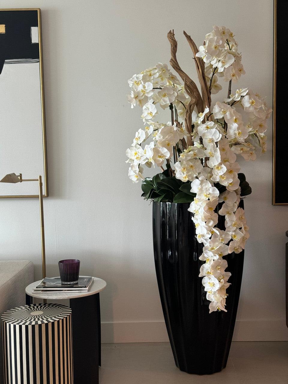 San Jose Pot en Noir Brillant avec Cascading Blanc Orchidées