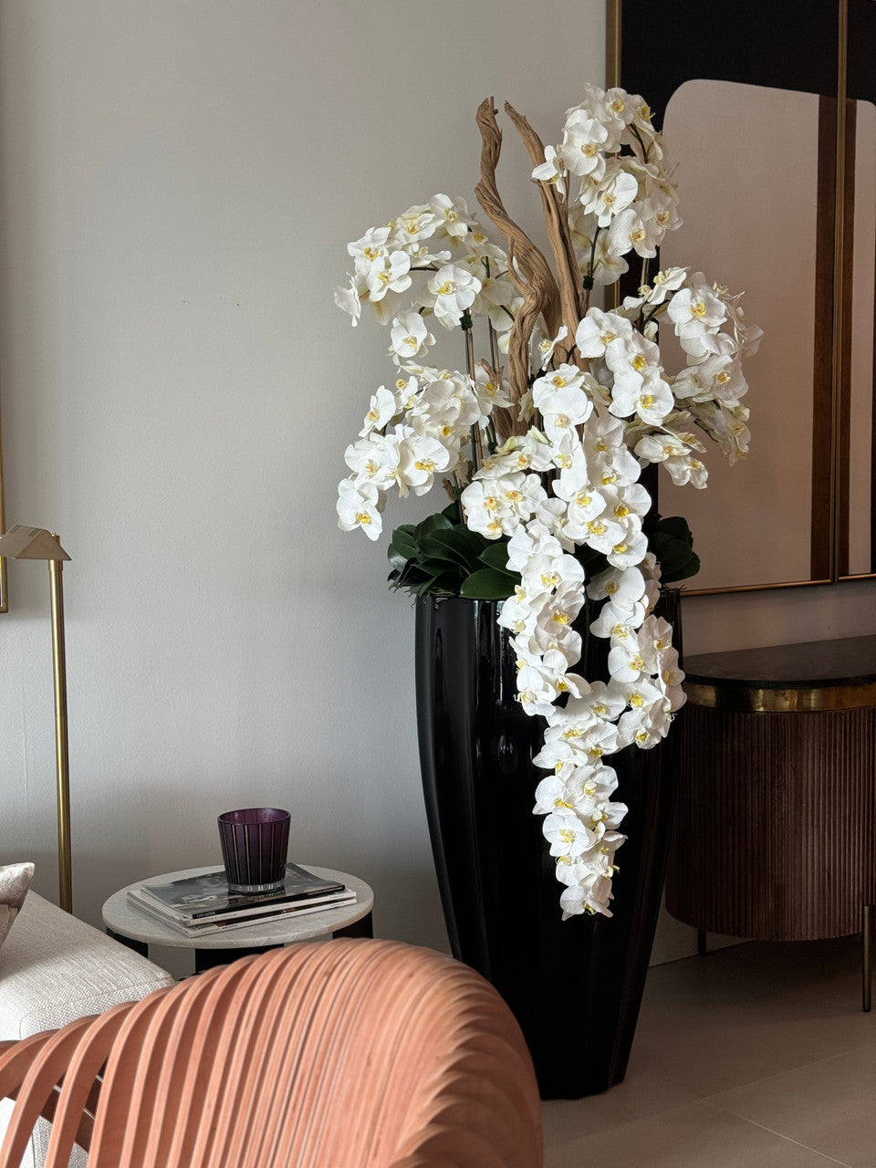 San Jose Pot en Noir Brillant avec Cascading Blanc Orchidées