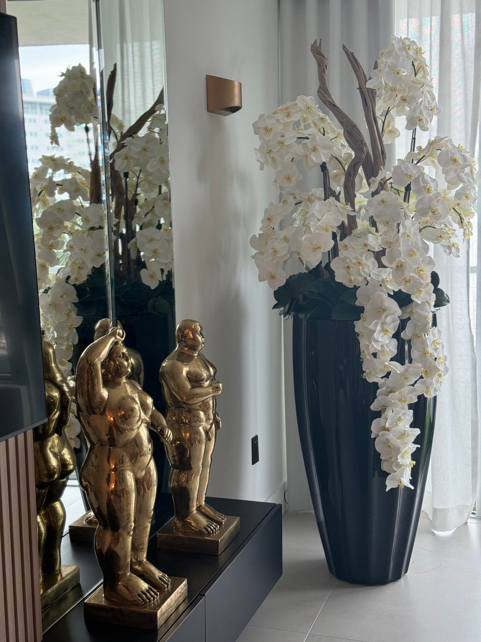 San Jose Pot en Noir Brillant avec Cascading Blanc Orchidées