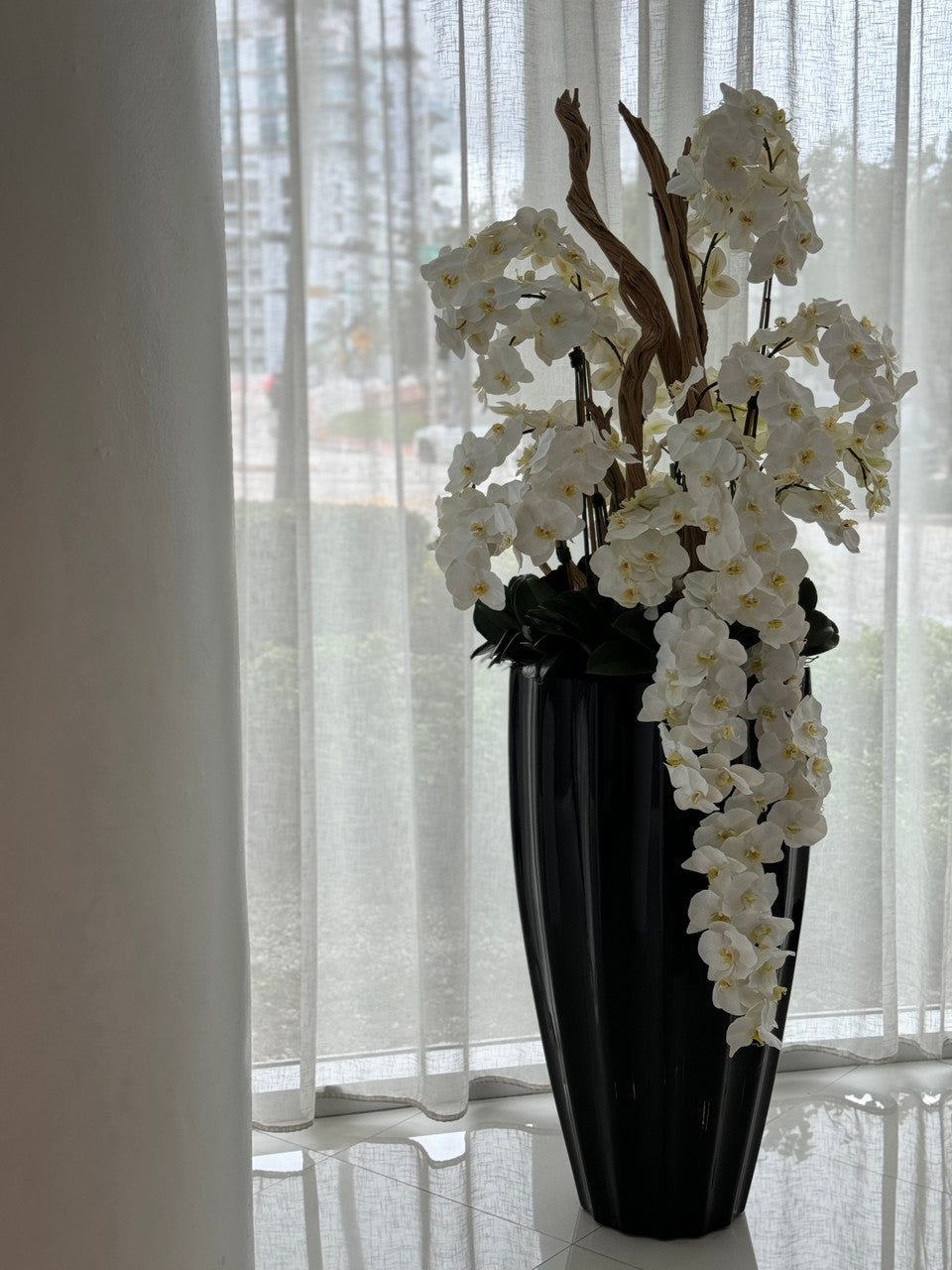 San Jose Pot en Noir Brillant avec Cascading Blanc Orchidées