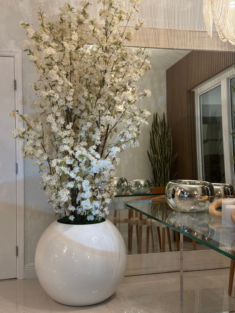 76 Cm Blanc Brillant Pot Globe avec Blanc Fleurs de Cerisier Branches