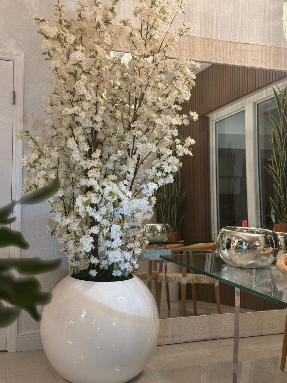 76 Cm Blanc Brillant Pot Globe avec Blanc Fleurs de Cerisier Branches