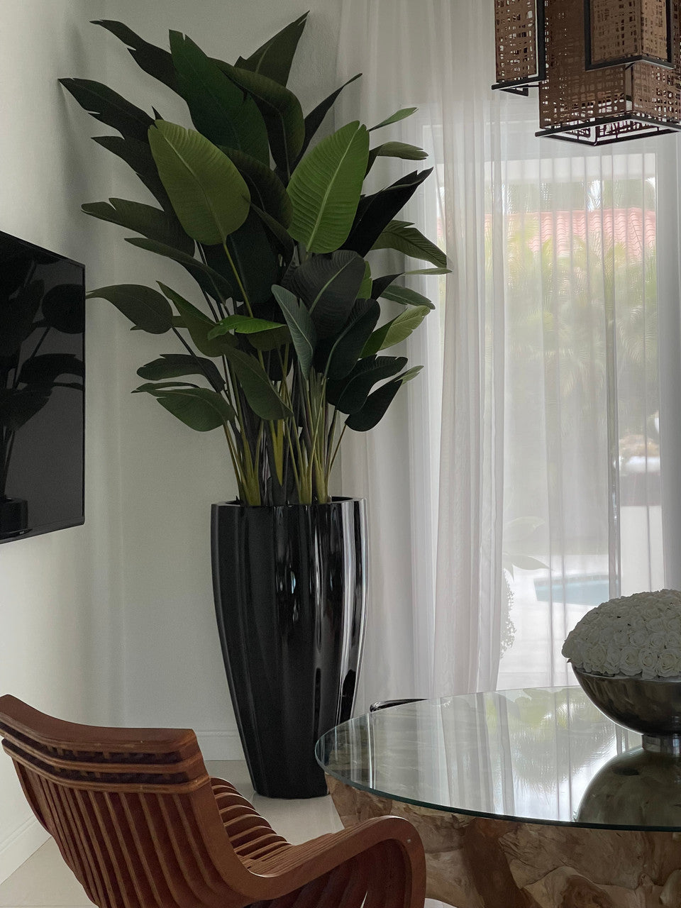 San Jose Fluted Pot en Noir Brillant avec Birds de Paradise