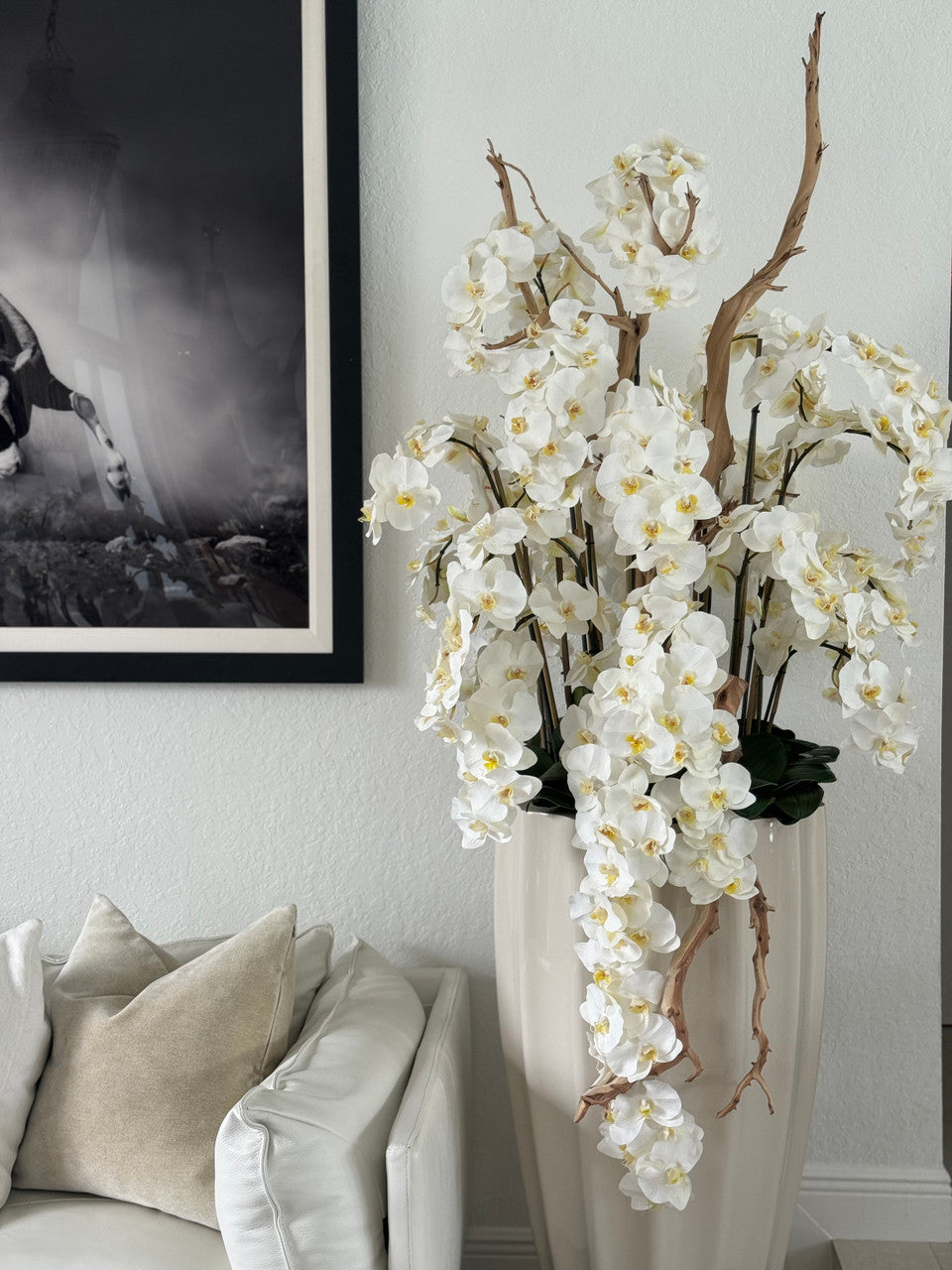 San Jose Pot en Sand Beige avec Cascading Blanc Orchidées