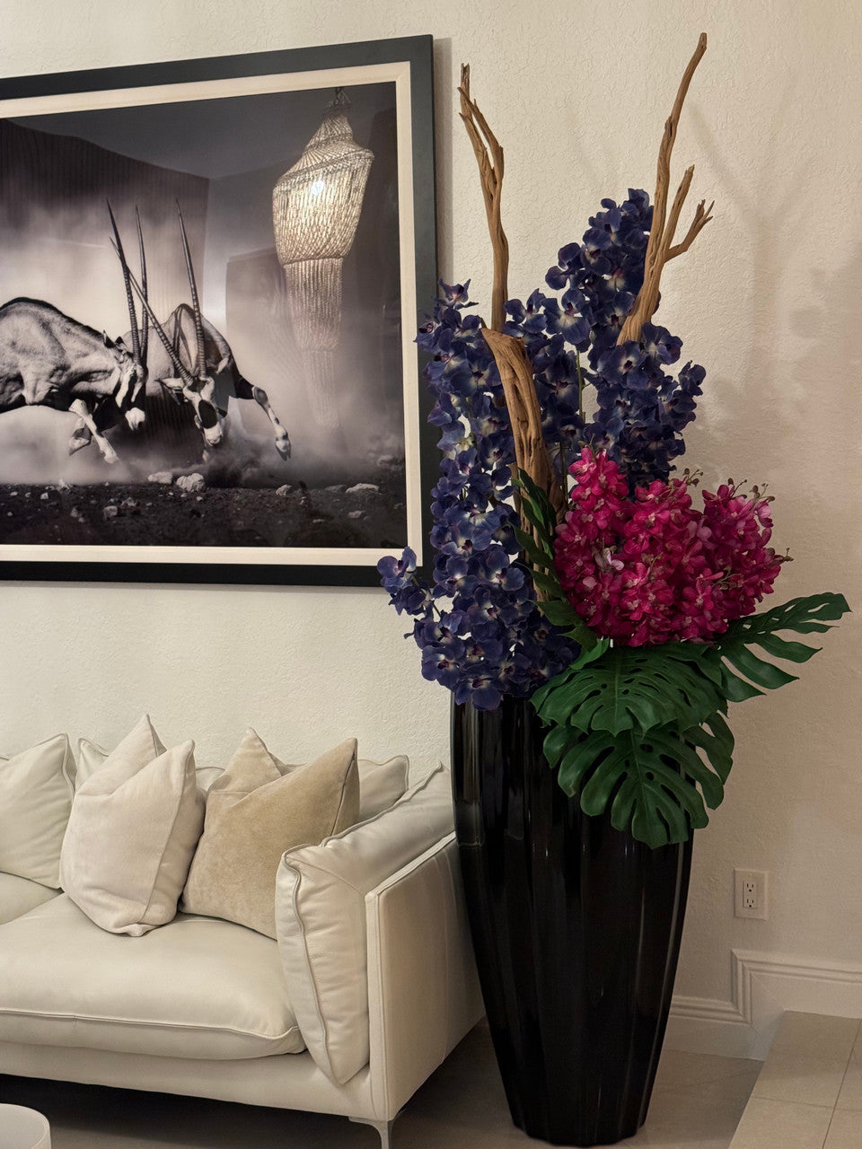 San Jose Pot en Noir Brillant avec Orchidées Vanda