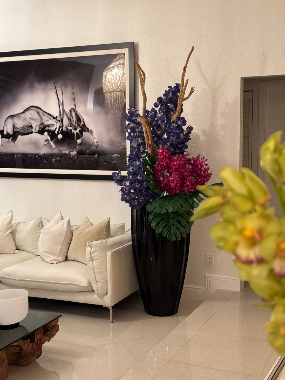 San Jose Pot en Noir Brillant avec Orchidées Vanda