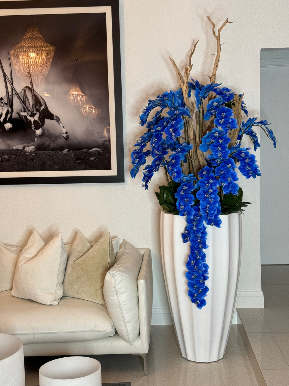San Jose Pot en Blanc avec Cascading Bleu Orchidées