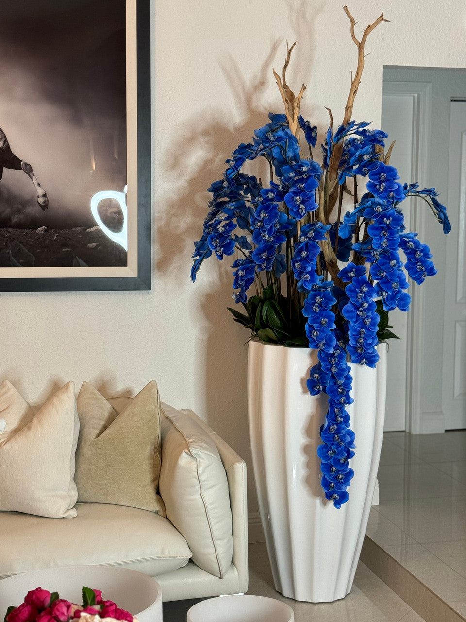 San Jose Pot en Blanc avec Cascading Bleu Orchidées