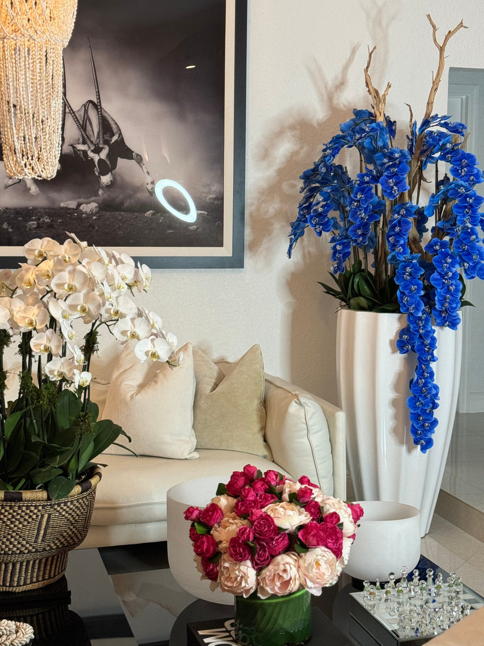 San Jose Pot en Blanc avec Cascading Bleu Orchidées