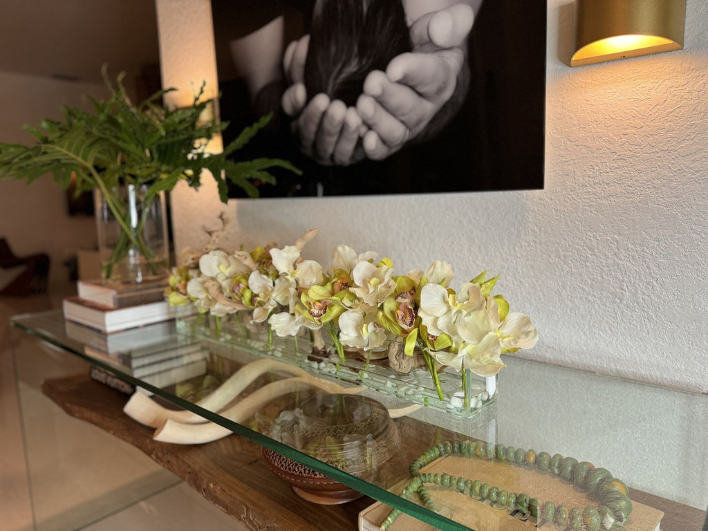 Casa Moderna avec Blanc Vandas et Vert Cymbidiums