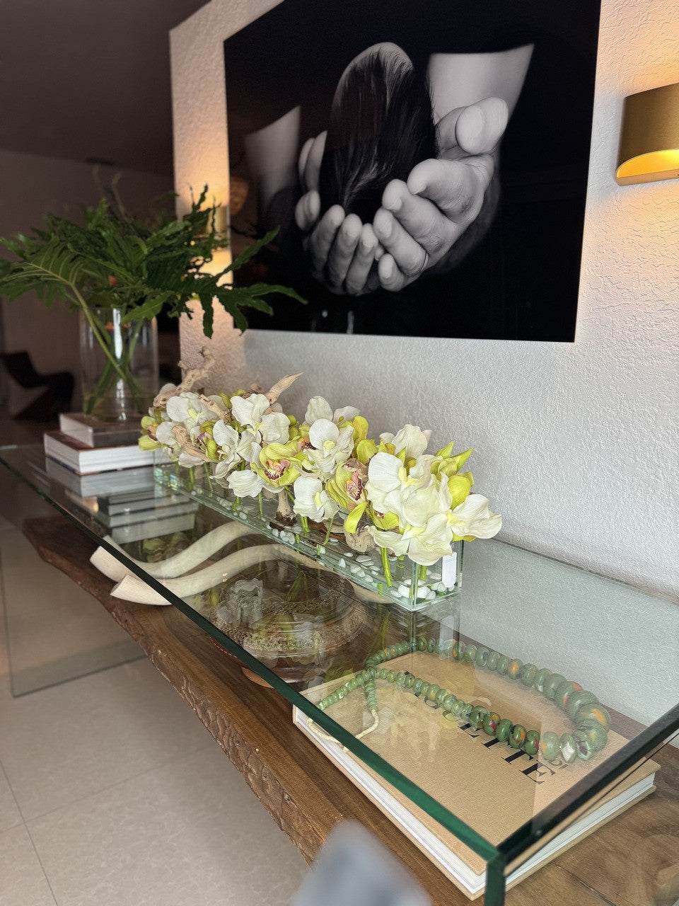Casa Moderna avec Blanc Vandas et Vert Cymbidiums