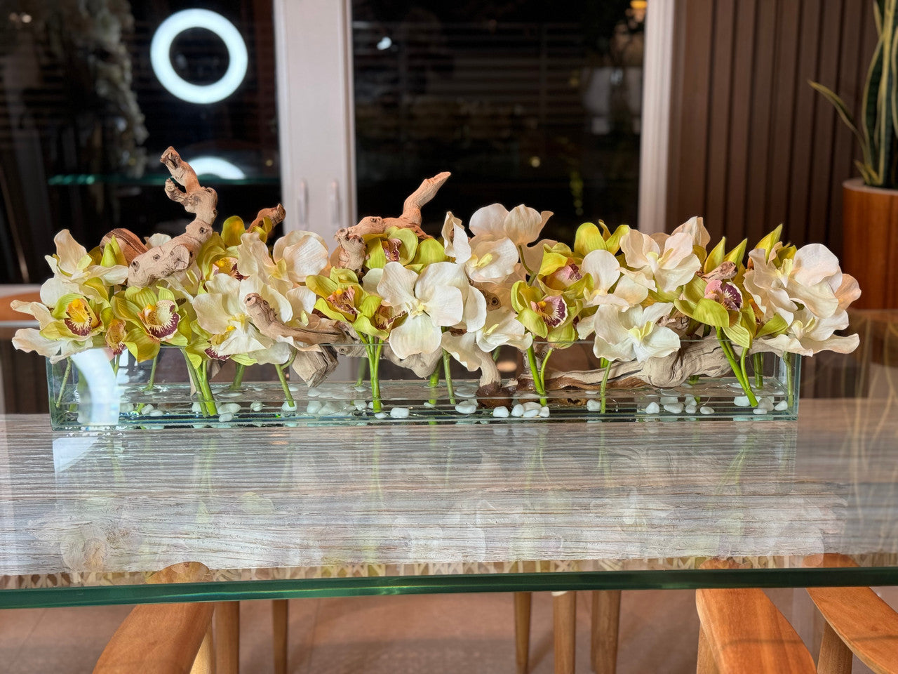 Casa Moderna avec Blanc Vandas et Vert Cymbidiums