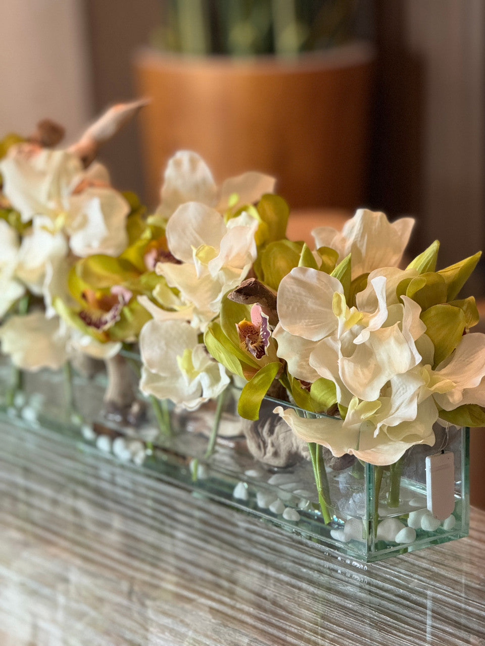 Casa Moderna avec Blanc Vandas et Vert Cymbidiums