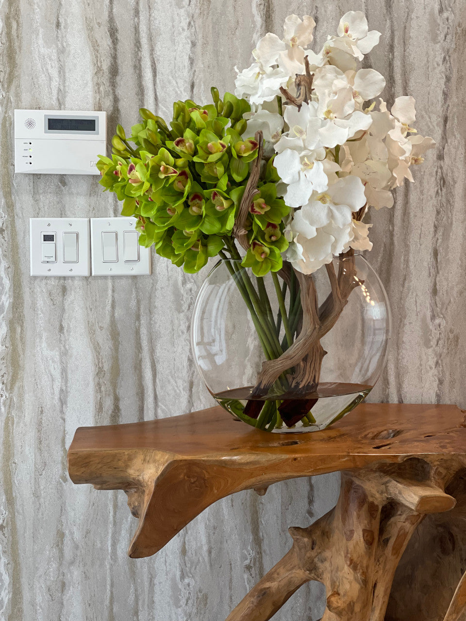 Vase Lune avec Blanc Orchidées Vanda et Vert Cymbidiums