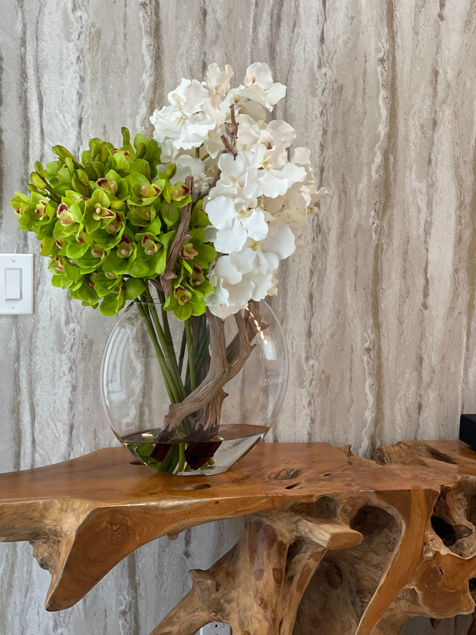 Vase Lune avec Blanc Orchidées Vanda et Vert Cymbidiums