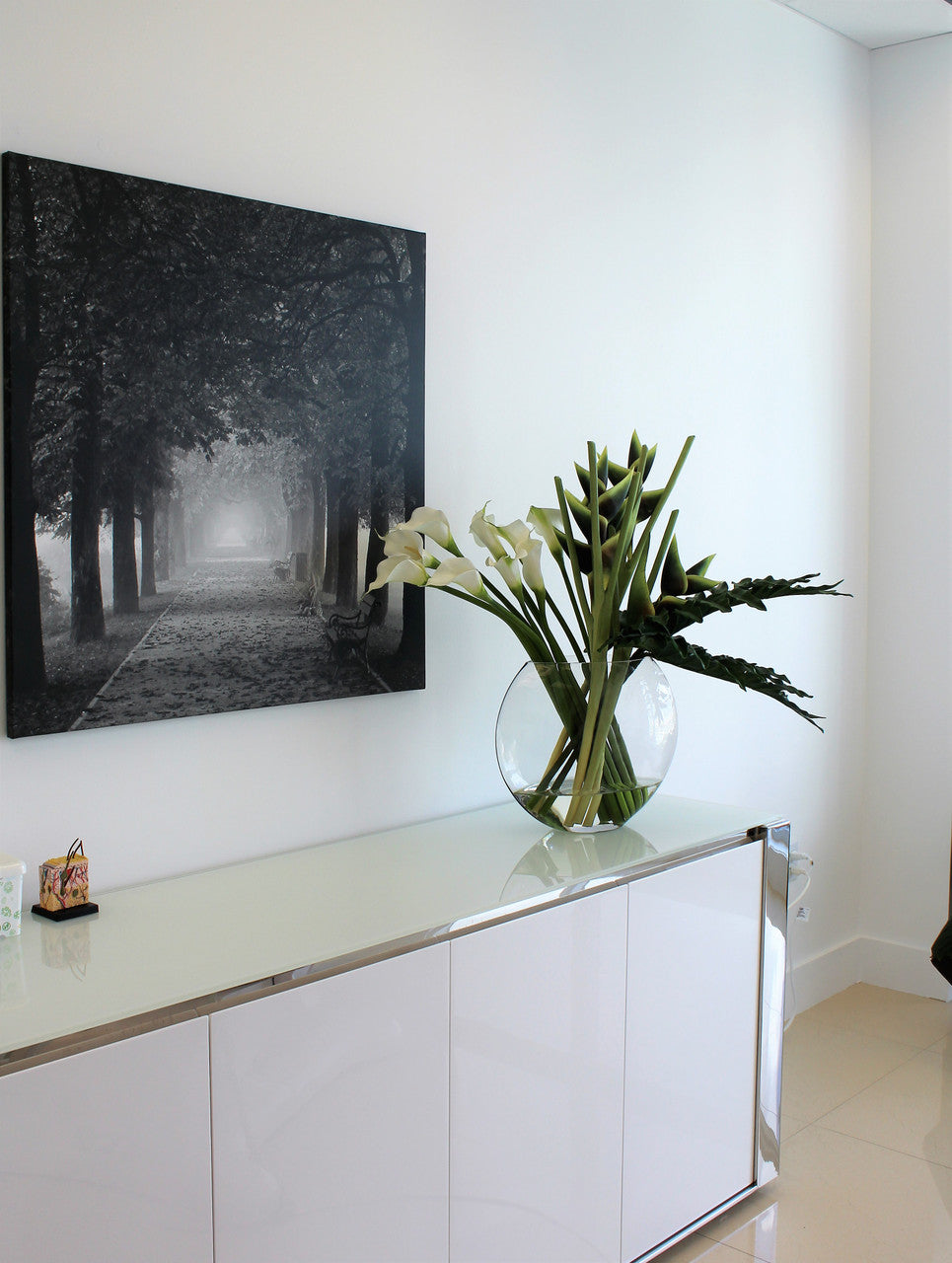 Vase Lune avec Vert Heliconias et Arums