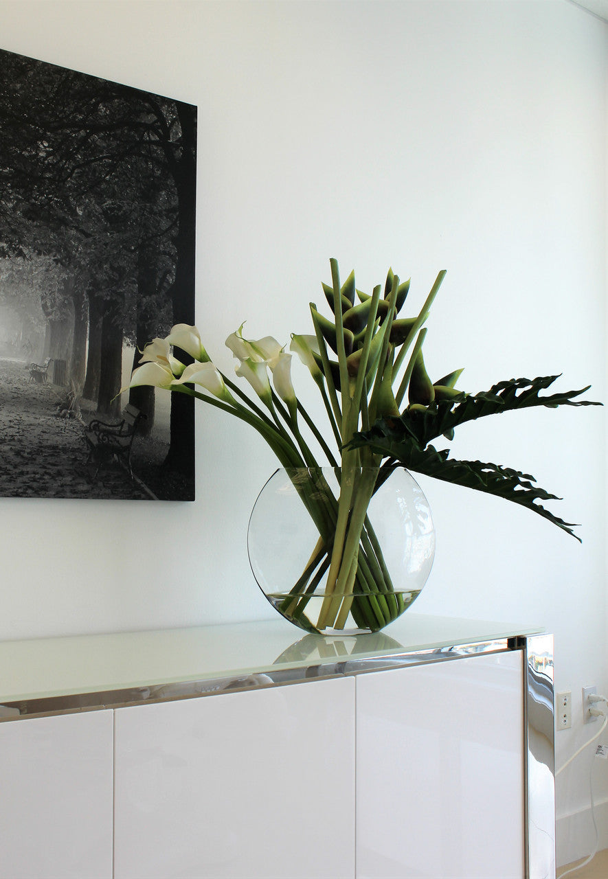Vase Lune avec Vert Heliconias et Arums