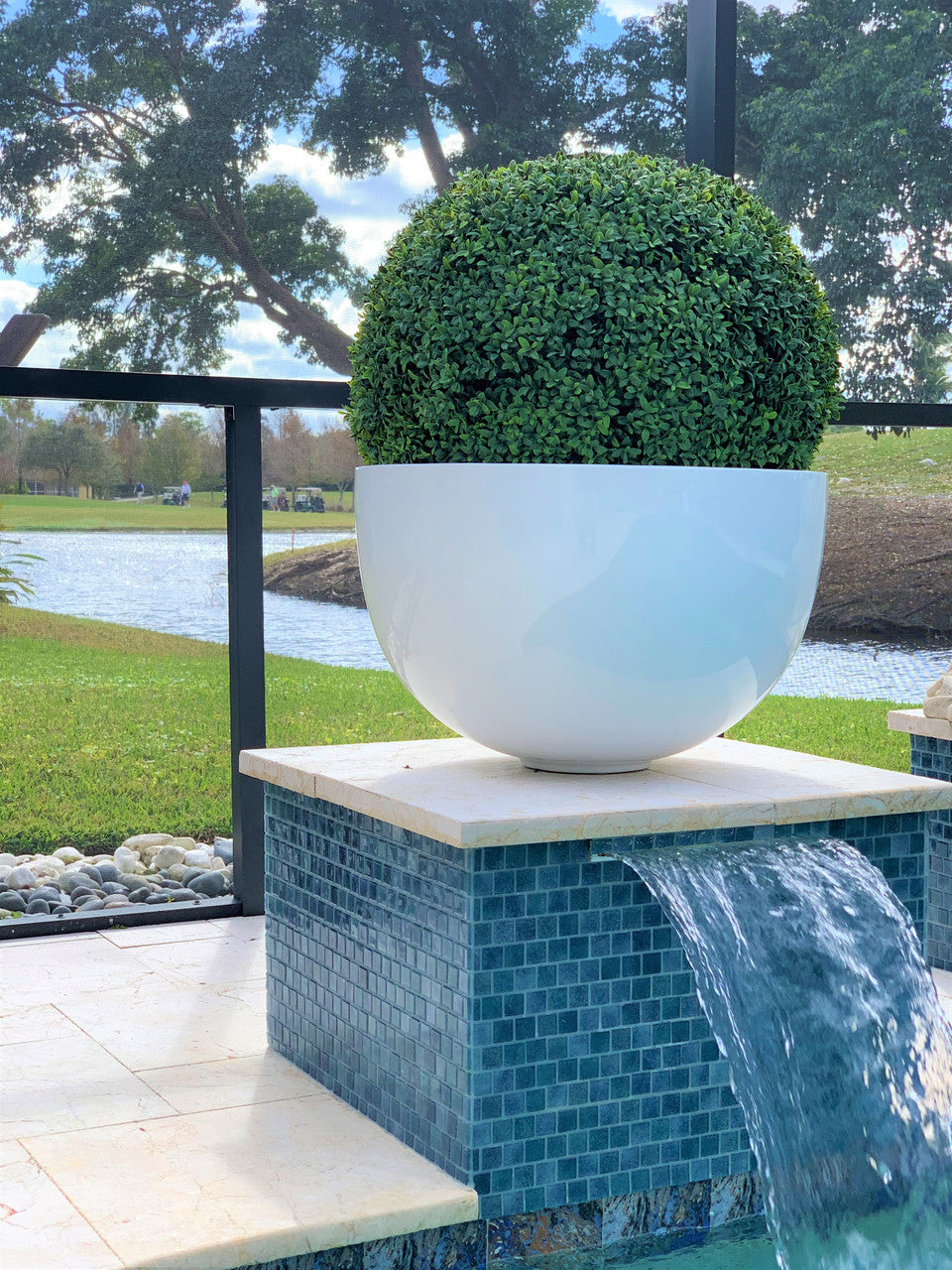 Grand Fibre de Verre Coupe Pot avec 56h Cmalf Topiaire Ball