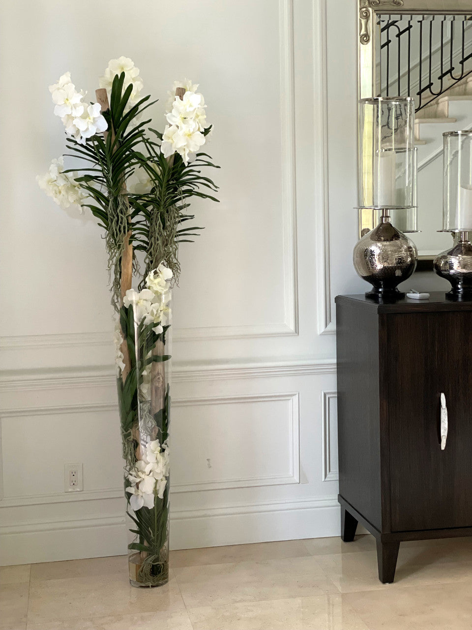 Blanc Orchidées Vanda et Bois Flotté dans Xxl Cylindre Verre Évasé