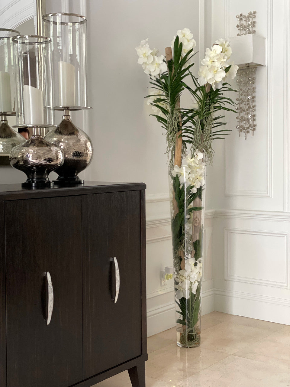 Blanc Orchidées Vanda et Bois Flotté dans Xxl Cylindre Verre Évasé
