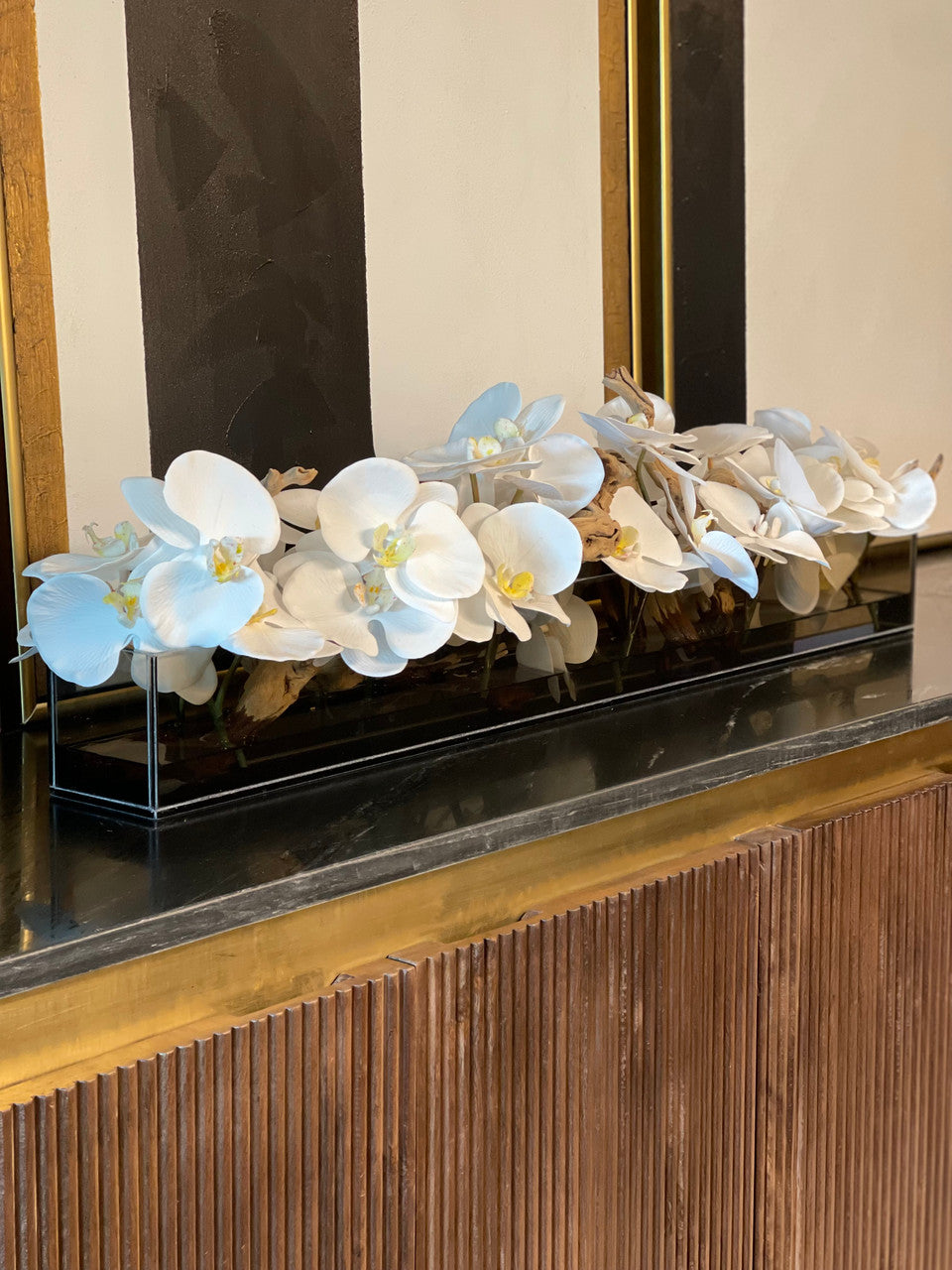 122 Cm Casa Moderna Noir Tinted Pot Plateau en Verre avec Blanc Orchidées Phalaenopsis