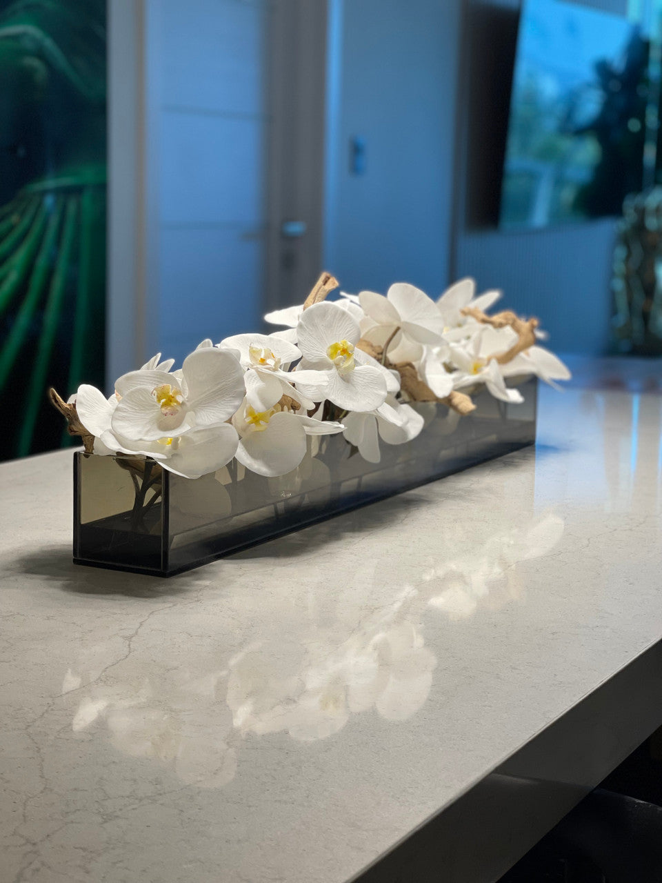 122 Cm Casa Moderna Noir Tinted Pot Plateau en Verre avec Blanc Orchidées Phalaenopsis
