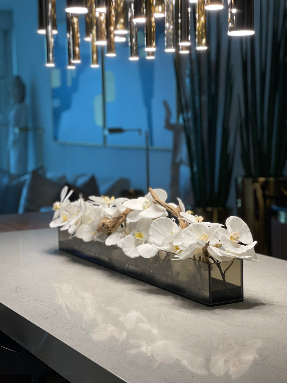 122 Cm Casa Moderna Noir Tinted Pot Plateau en Verre avec Blanc Orchidées Phalaenopsis