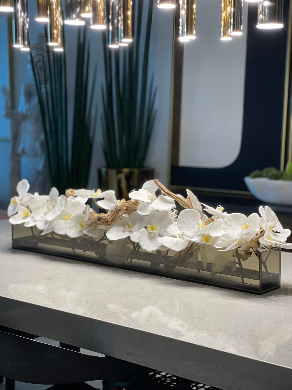 122 Cm Casa Moderna Noir Tinted Pot Plateau en Verre avec Blanc Orchidées Phalaenopsis