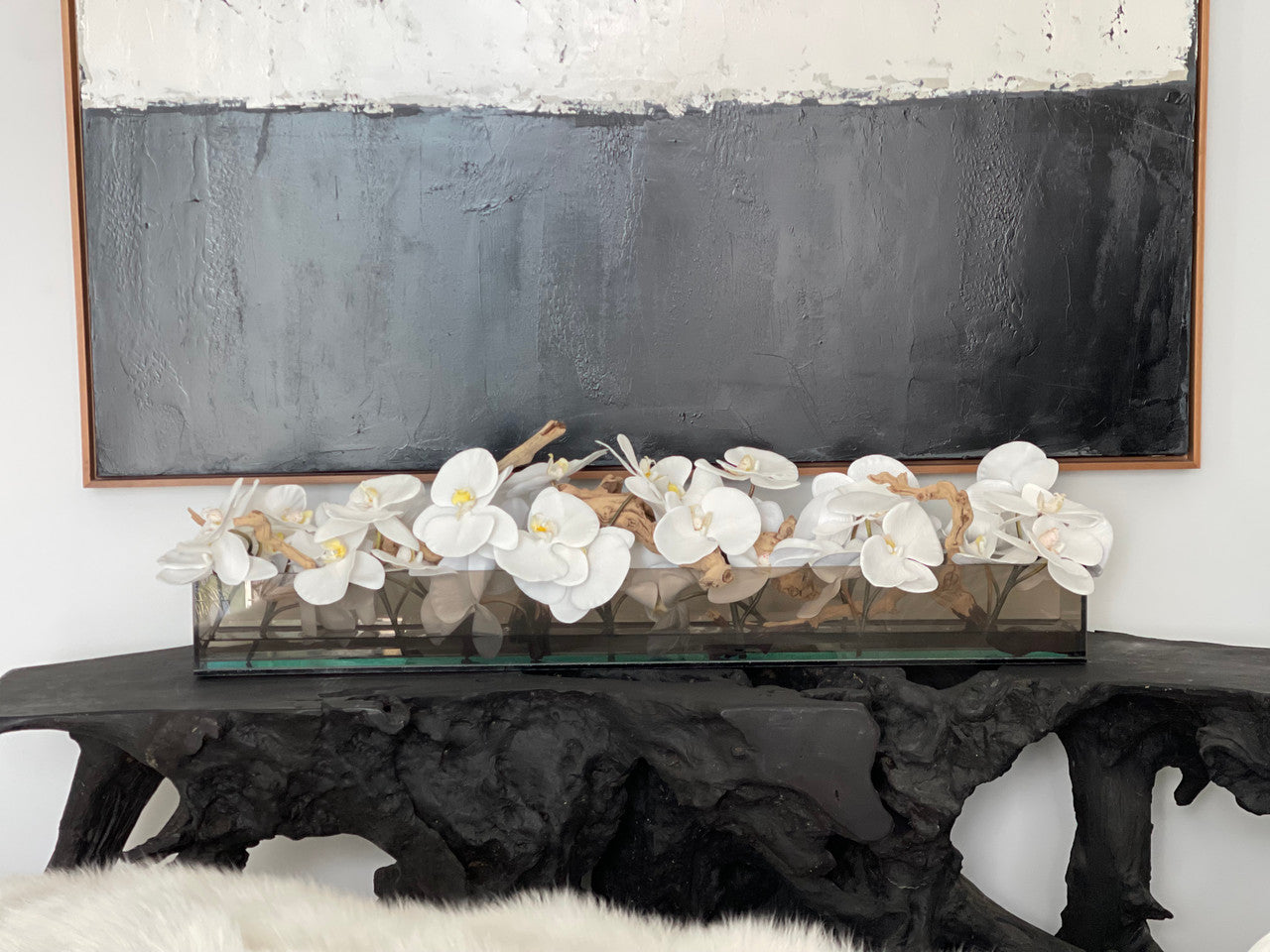 122 Cm Casa Moderna Noir Tinted Pot Plateau en Verre avec Blanc Orchidées Phalaenopsis