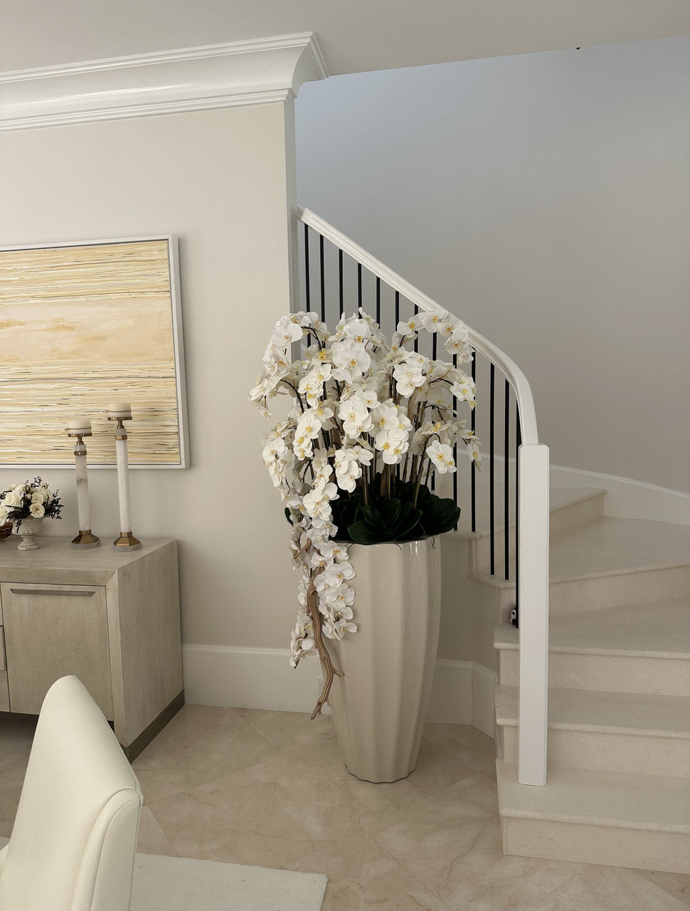 San Jose Pot en Sand Beige avec Cascading Blanc Orchidées