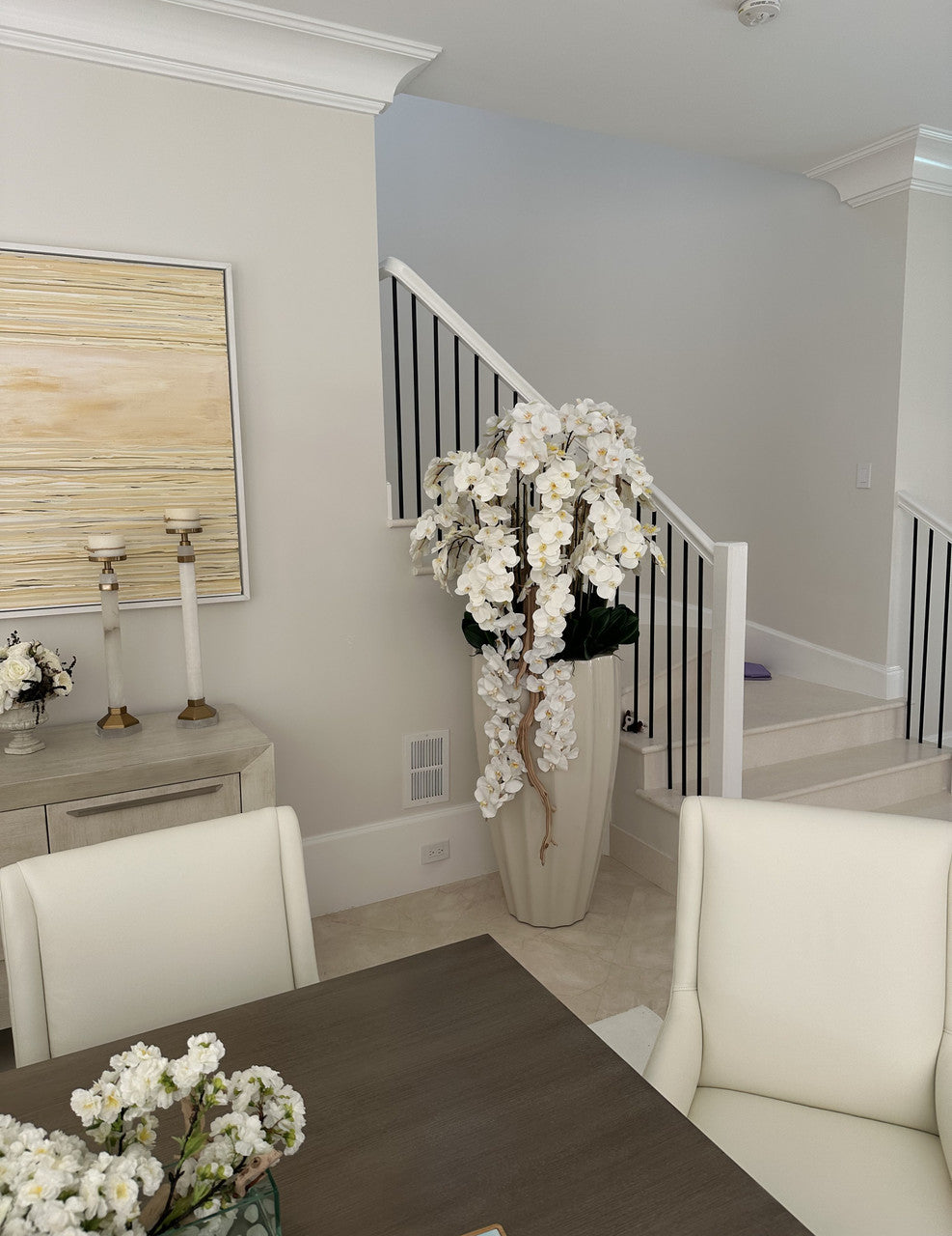 San Jose Pot en Sand Beige avec Cascading Blanc Orchidées