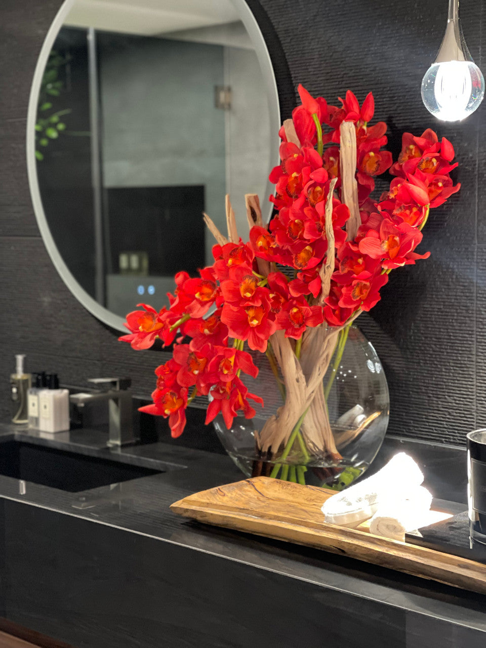 Rouge Cymbidiums en Vase Lune