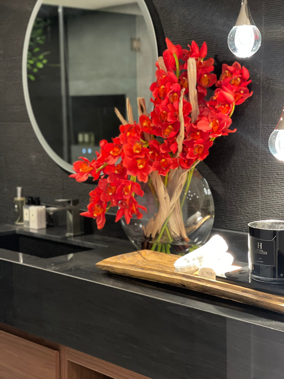 Rouge Cymbidiums en Vase Lune