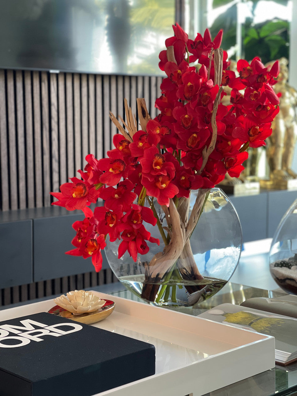 Rouge Cymbidiums en Vase Lune