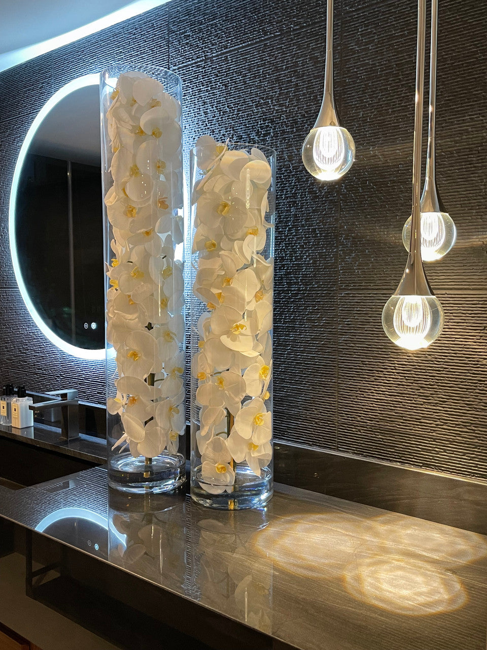 Cylindre en Verre avec Blanc Orchidées Phalaenopsis