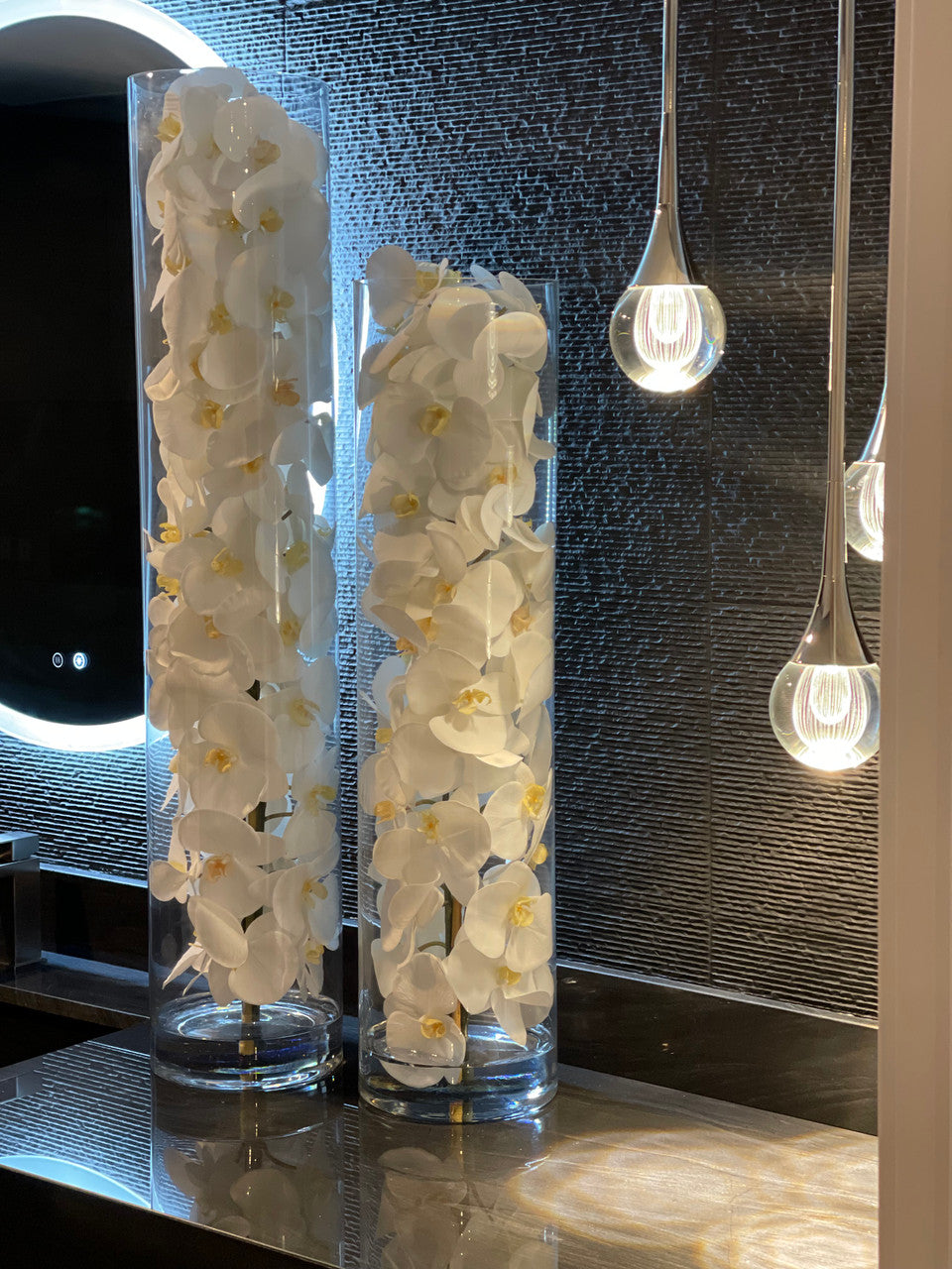 Cylindre en Verre avec Blanc Orchidées Phalaenopsis